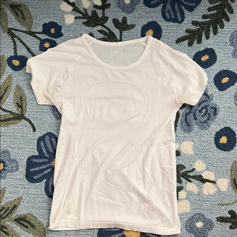 Women's Lululemon White Short Sleeve Top